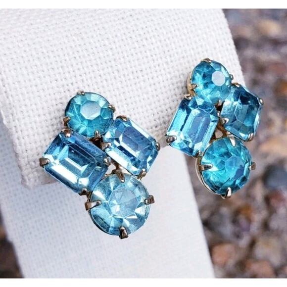 Vintage Baby Blue Rhinestone Coro Gold Tone Screw Back Earrings - Picture 2 of 9